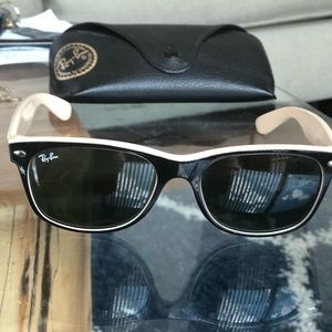 Rayban Wayfarer Black on Cream